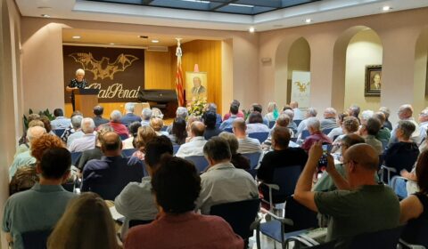 Públic en l’homenage de Lo Rat Penat a Anfós Ramon