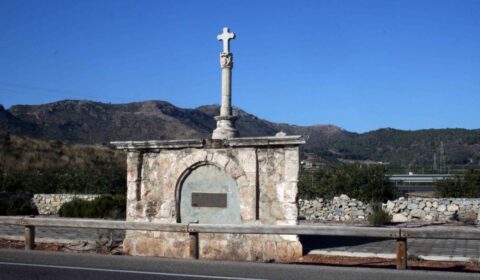 Creu de la Victoria, prop d´Almenara. Recorda la batalla que tingué lloc en eixe lloc el dia 18 de juliol de 1521, el resultat de la qual fon favorable a les forces realistes i suposà una severa derrota per als agermanats.