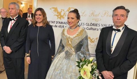 La Regina dels Jocs Florals acompanyada per l’alcaldesa de Valéncia, mantenedora de l’acte