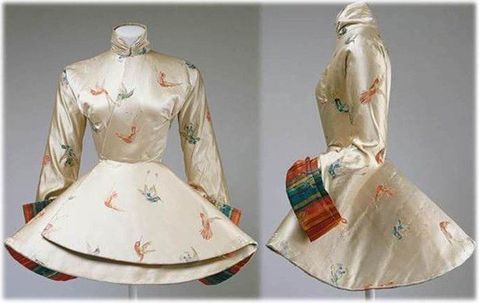 Estil casaca oriental, creació de Madame Grès datada en 1935, quan eixercia en el nom d'Alix Barton. En 1942 creà la firma GRÈS.