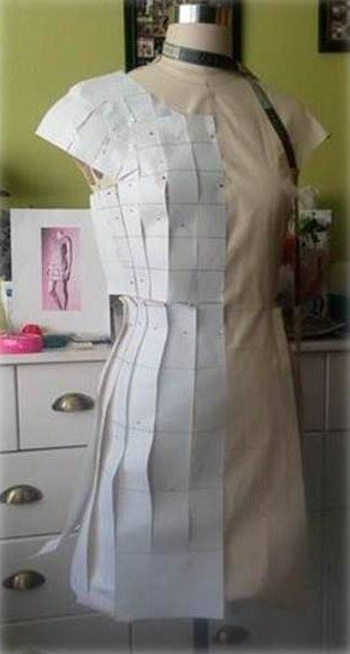 Realisació d'un vestit tallat en plaques de goma EVA reforçada, unides en claus de metal