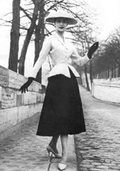 Creació de Dior datada en 1947, la llínea de la qual calificà com "New look" la prestigiosa periodista de Harper's Bazaar Carmel Snow