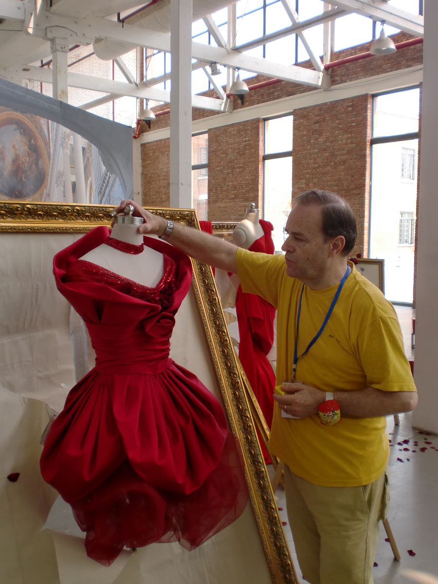 Ajustant un elegant vestit roig de gala