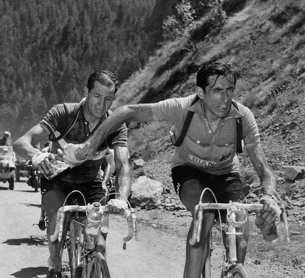 Tour de 1952 - Coppi oferix aigua a Bartoli, ¿o és Bartoli qui li passa l’aigua a Coppi?