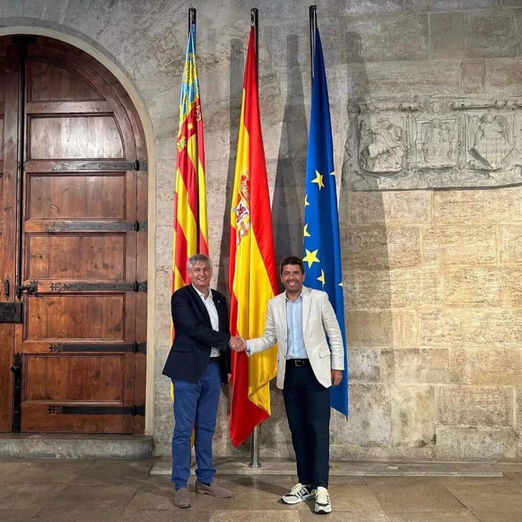 Entrevista entre els presidents de Lo Rat Penat, Josep Vicent Navarro, y del la Generalitat Valenciana, Carlos Mazón