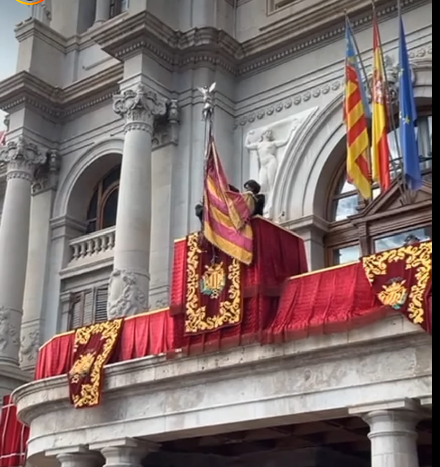 Balcó de l'ajuntament de Valéncia en el 9 d'octubre