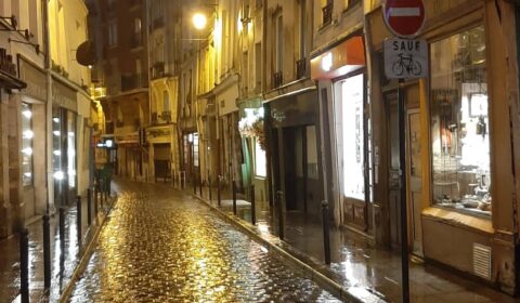 Carrer baix la pluja