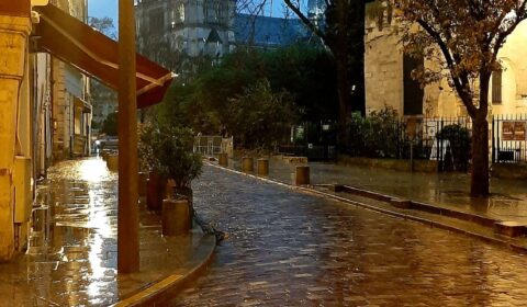 Carrer baix la pluja