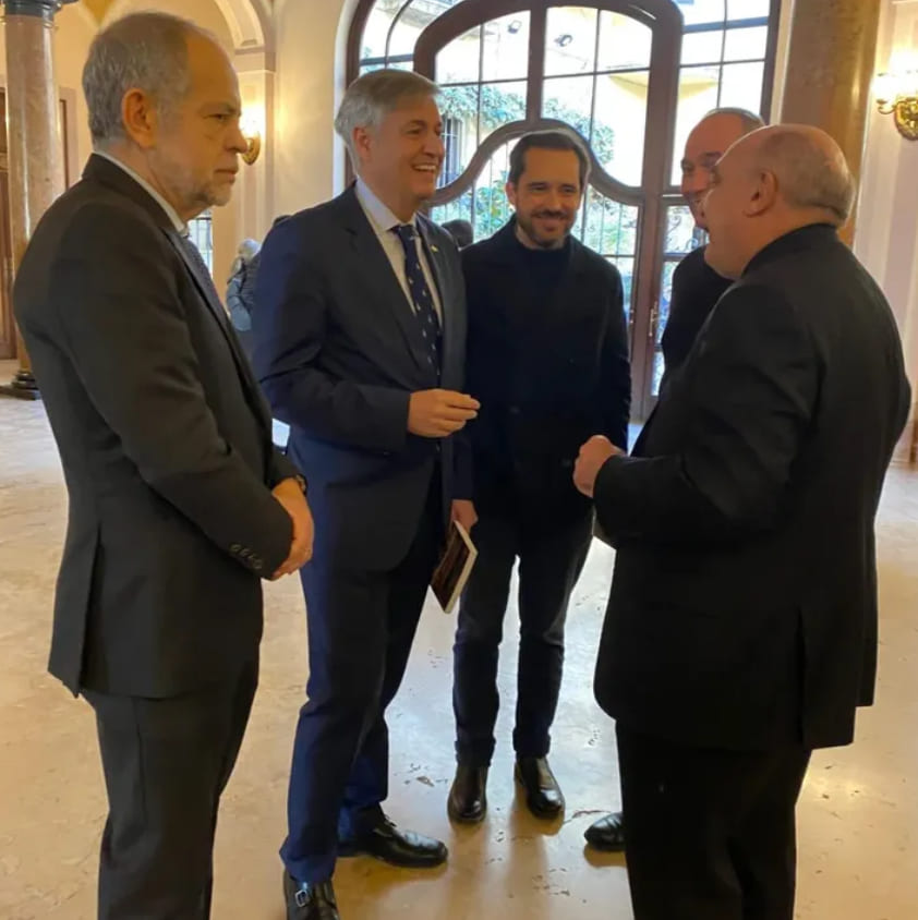 Reunió en l’arquebisbe de Valéncia per a fer-li entrega d’un eixemplar de "Els Quatre Evangelis" en llengua valenciana