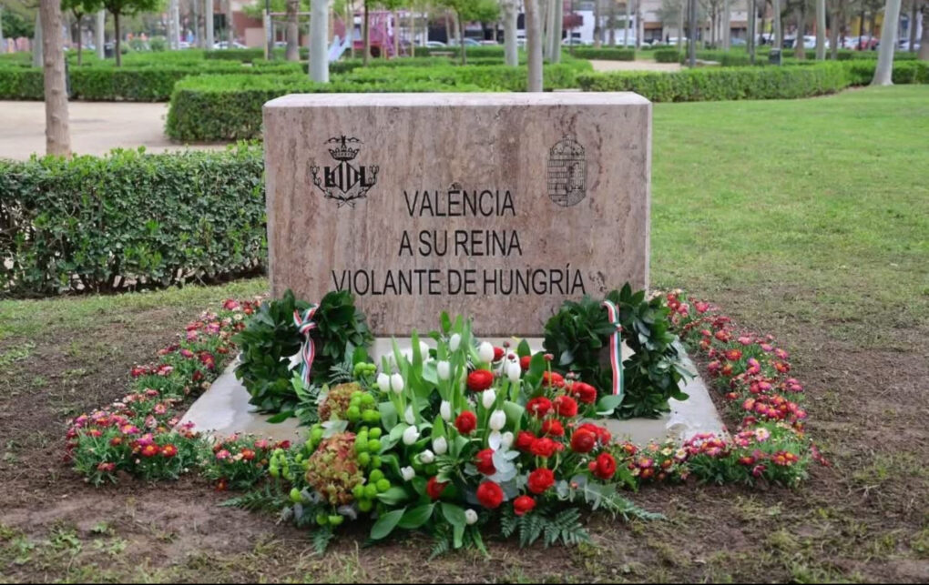 Monolit en recort i homenage a Na Violant d’Hongria