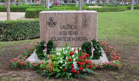 Monolit en recort i homenage a Na Violant d’Hongria