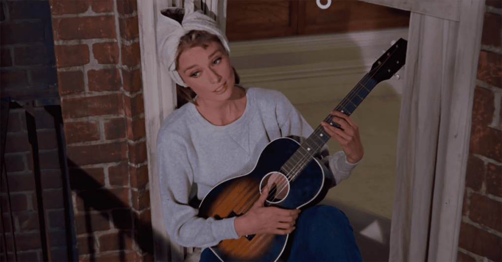 Audrey Hepburn cantant Moon River. Fotograma de la película.