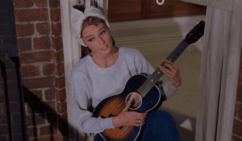 Audrey Hepburn cantant Moon River. Fotograma de la película.