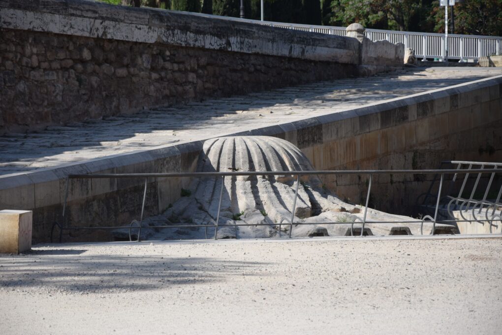 Pechina esculpida en pedra