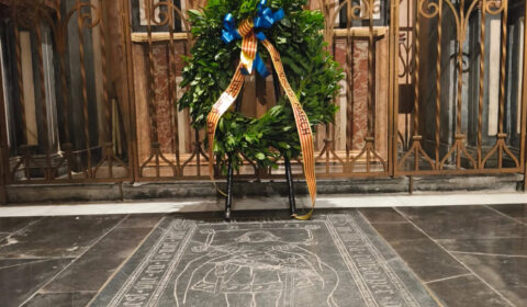 Ofrena florals en la tomba d’Ausias March