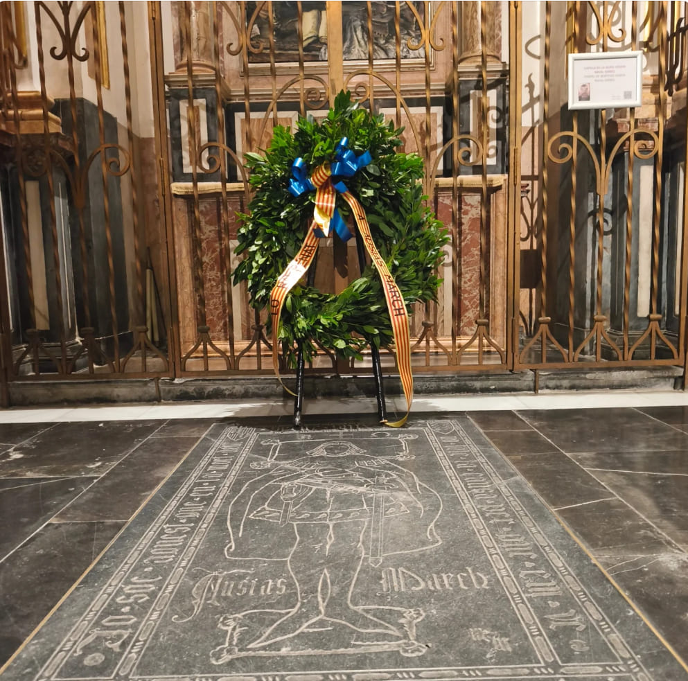 Ofrena florals en la tomba d’Ausias March