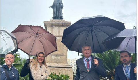 Ofrena florals en l’estàtua de Francesc de Vinatea