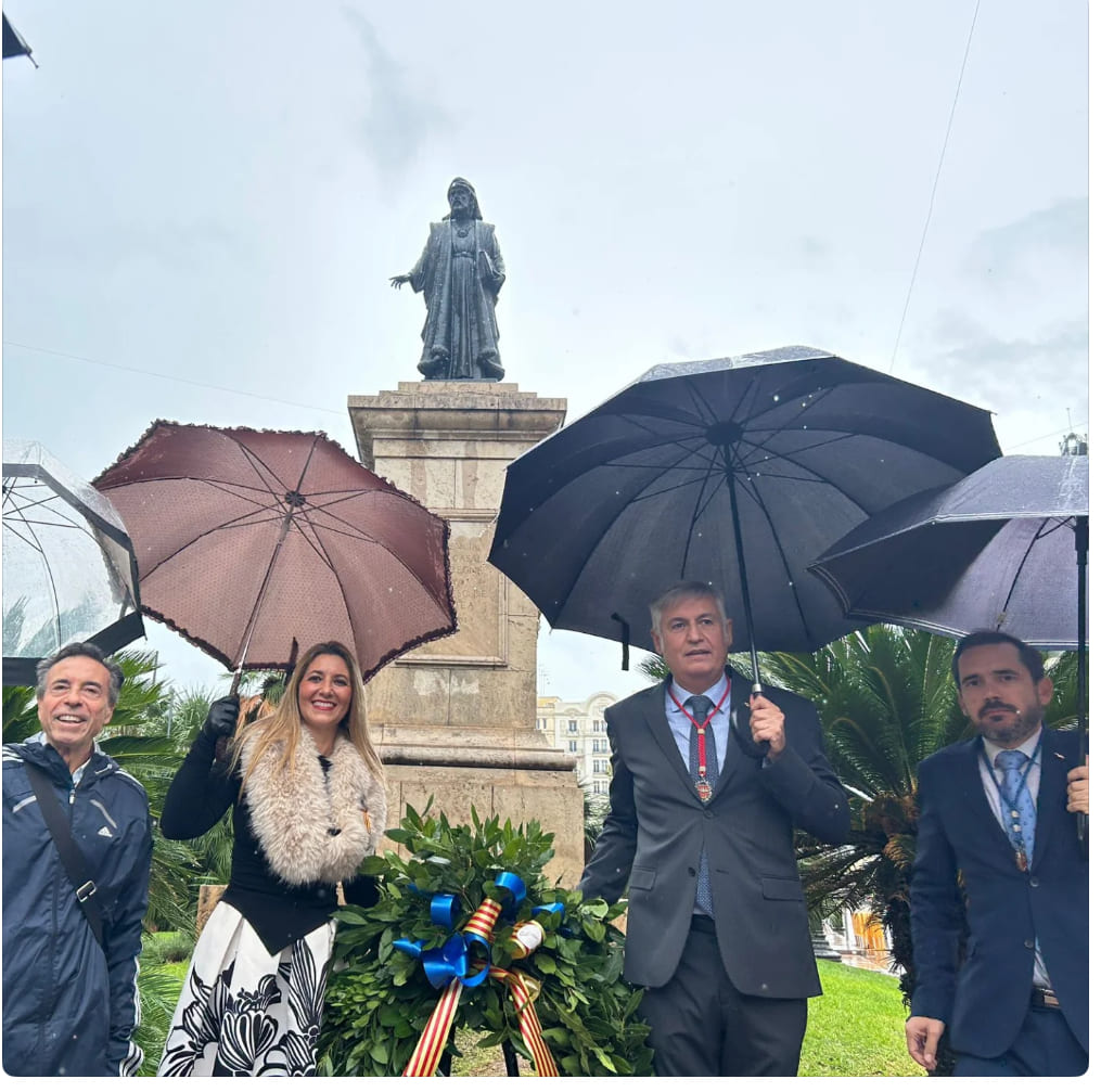 Ofrena florals en l'estàtua de Francesc de Vinatea