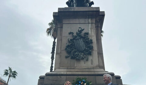 Ofrena florals en l’estàtua del Rei En Jaume I