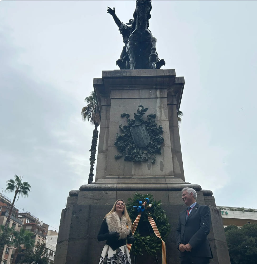Ofrena florals en l'estàtua del Rei En Jaume I