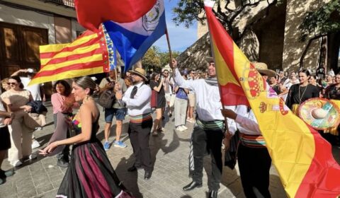 Desfilada folclòrica Festa de l’Hispanitat