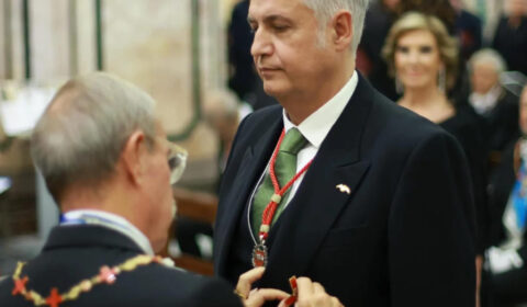 Imposició al president de Lo Rat Penat de la Creu de Sant Jordi