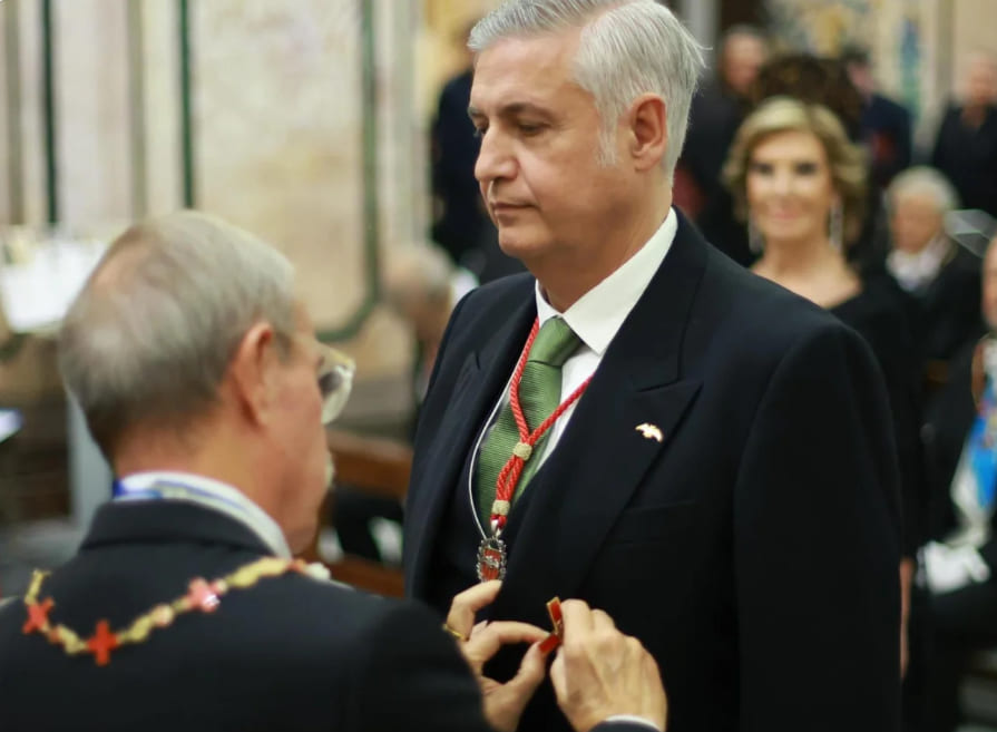 Imposició al president de Lo Rat Penat de la Creu de Sant Jordi