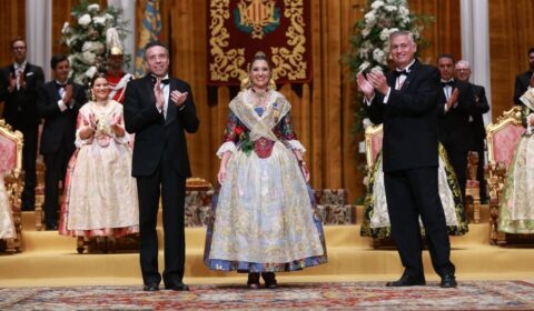 Maria Garcia Vallcanera, regina dels Jocs Florals, junt en el president i el secretari de Lo Rat Penat