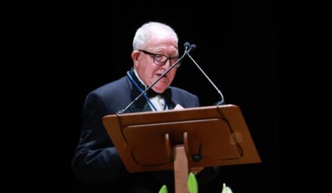 Vicent Ramon Calatayud llegint en l’atril el poema guanyador de la Flor Natural