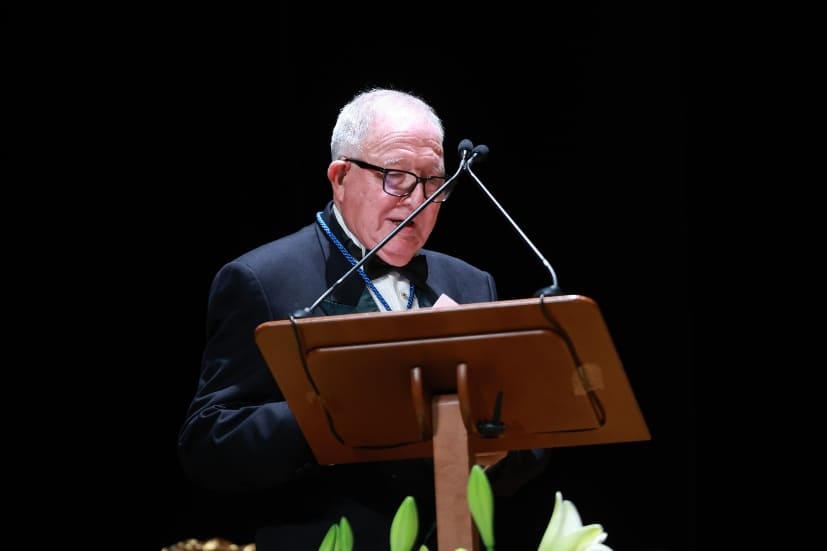 Vicent Ramon Calatayud llegint en l’atril el poema guanyador de la Flor Natural