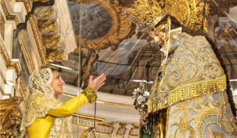 Besamans de la regina dels Jocs Florals a la Mare de Deu dels Desamparats