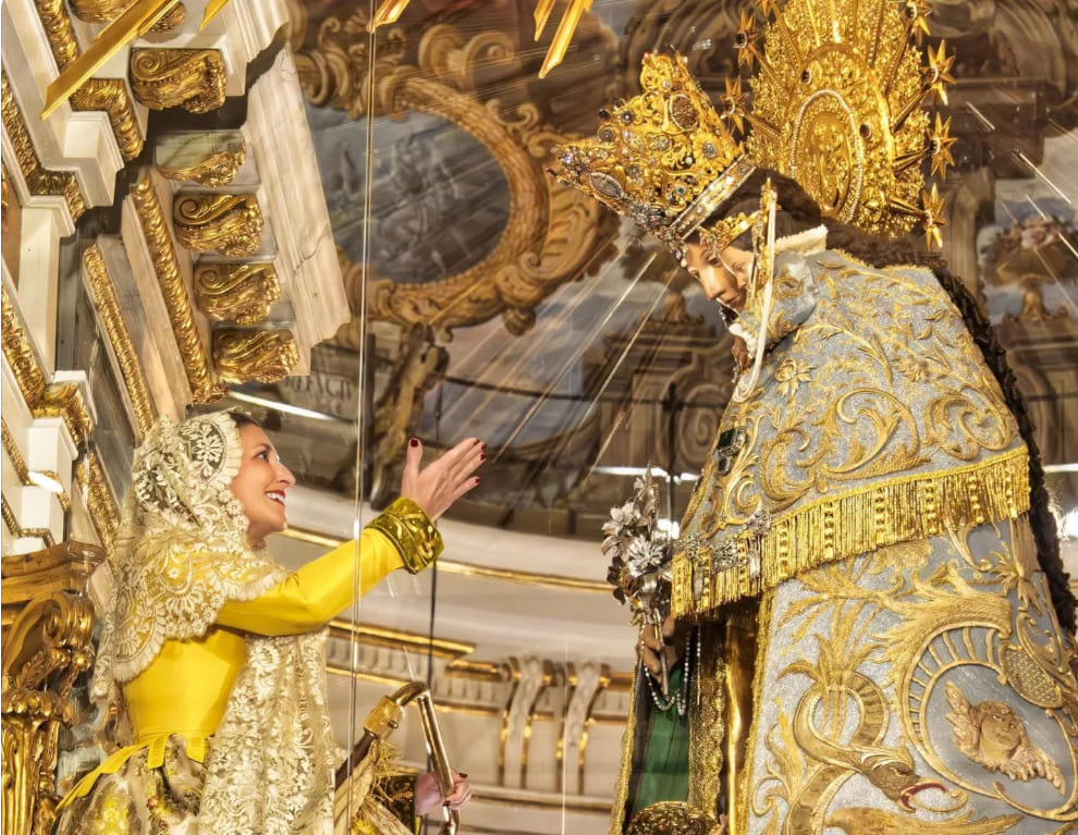 Besamans de la regina dels Jocs Florals a la Mare de Deu dels Desamparats