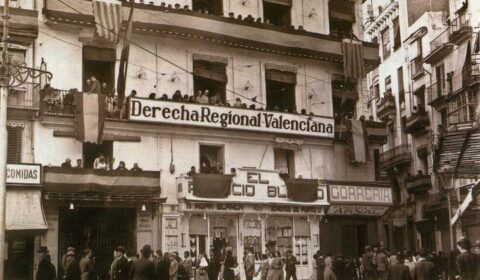 Sèu Central de la Dreta Regional Valenciana engalanada en Reals Senyeres i banderes d’Espanya en la ciutat de Valéncia