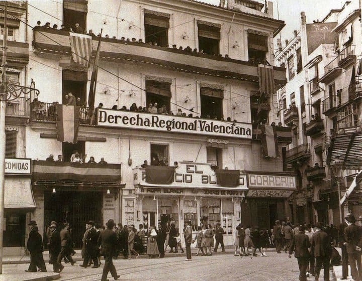 Sèu Central de la Dreta Regional Valenciana engalanada en Reals Senyeres i banderes d’Espanya en la ciutat de Valéncia