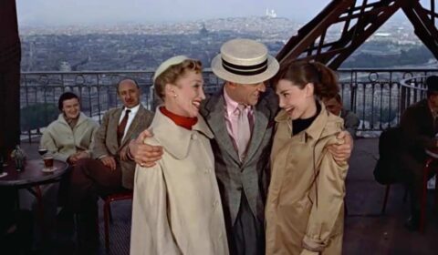 Fotograma de la película. Fred Astaire, Audrey Hepburn i Kay Thompson en la Torre Eiffel