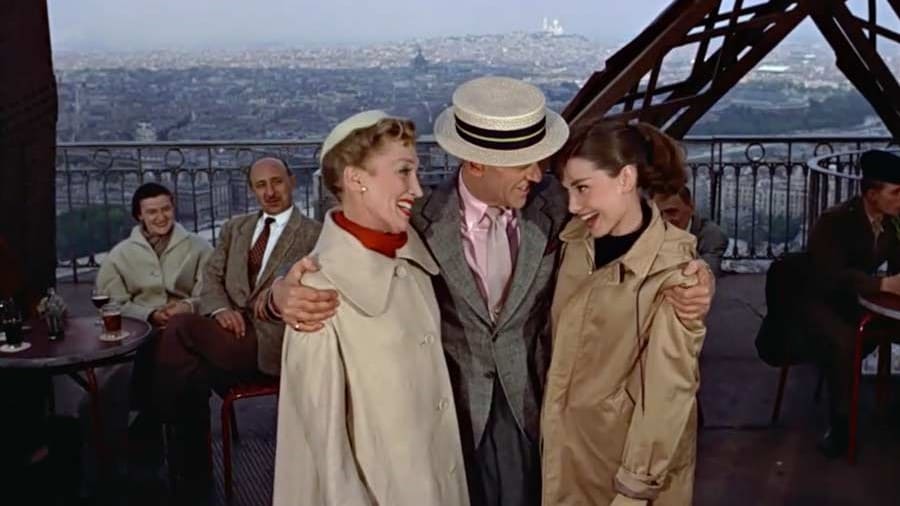 Fotograma de la película. Fred Astaire, Audrey Hepburn i Kay Thompson en la Torre Eiffel