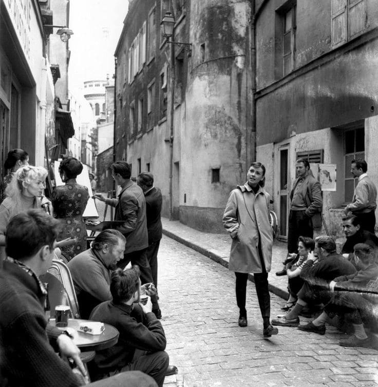 Fotograma de la película. Carrer de Montmartre