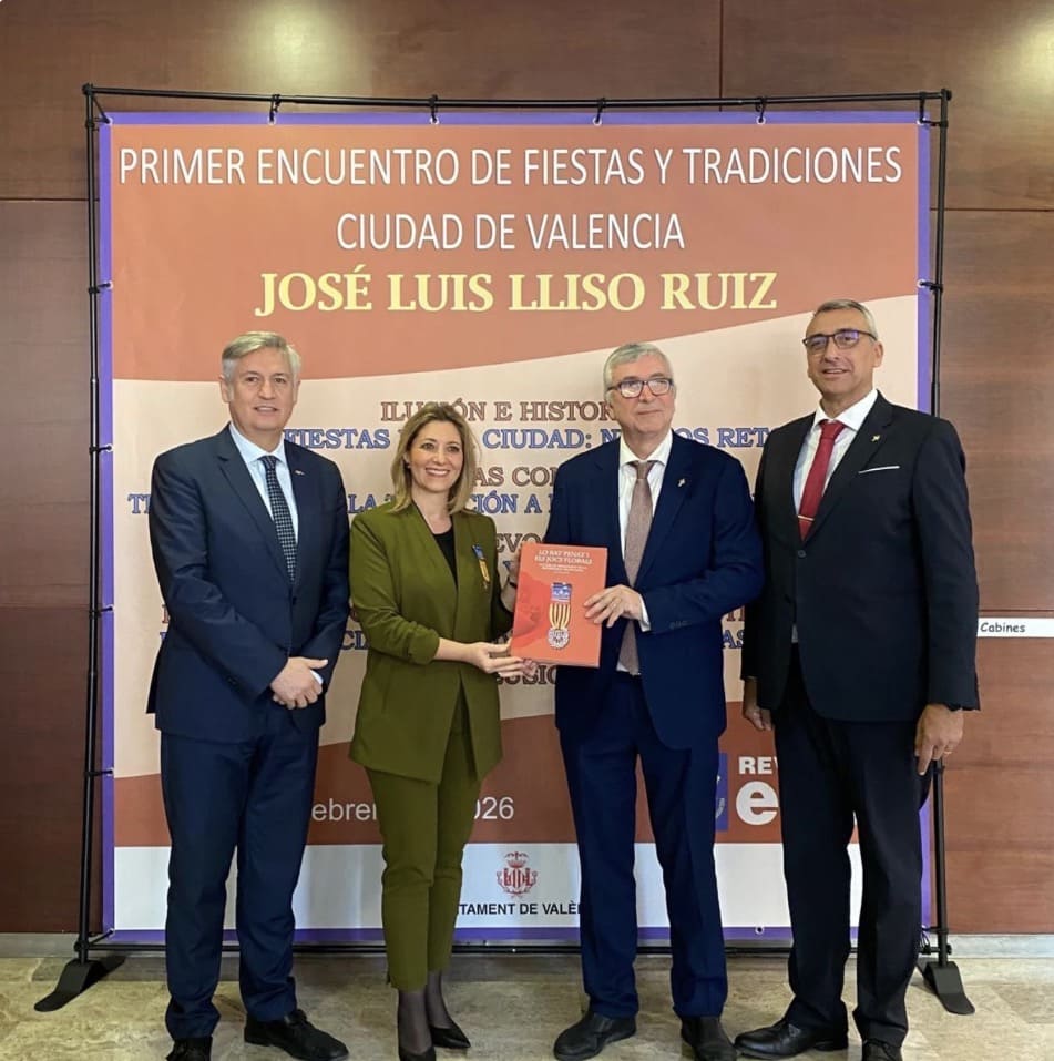 El president de Lo Rat Penat i la regina dels Jocs Florals en el Primer Encontre de Festes i Tradicions de la Ciutat de Valéncia