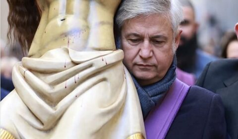 El president de Lo Rat Penat portant al Crist del Salvador del Cabanyal