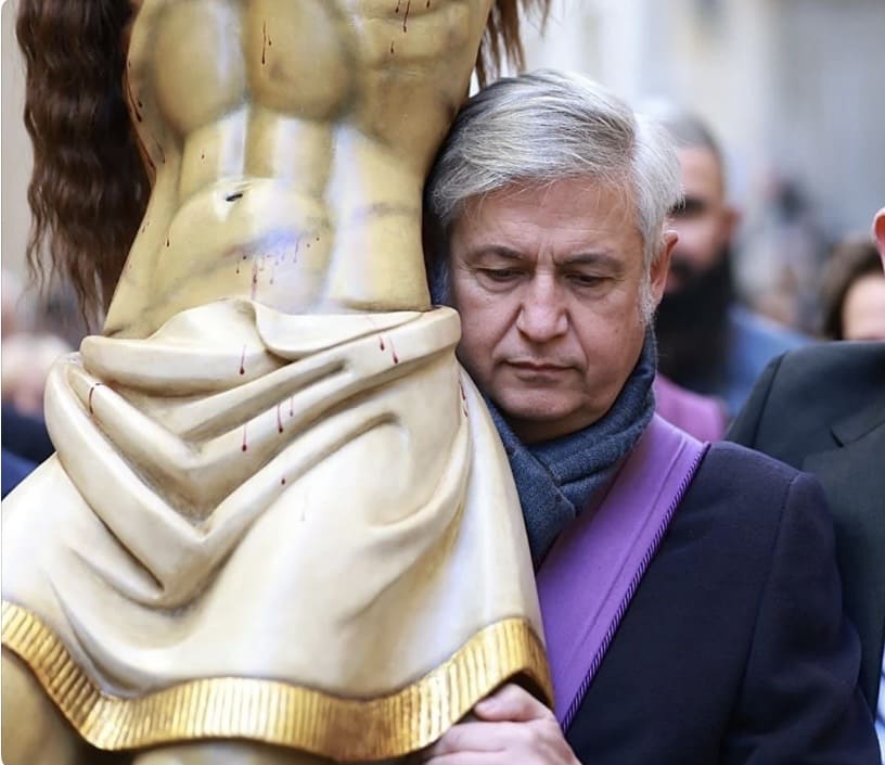 El president de Lo Rat Penat portant al Crist del Salvador del Cabanyal