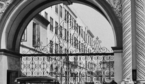 Fotograma de Sunset Boulevard. Entrada a la Paramount Pictures Studios