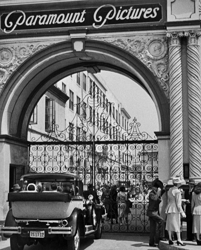 Fotograma de Sunset Boulevard. Entrada a la Paramount Pictures Studios