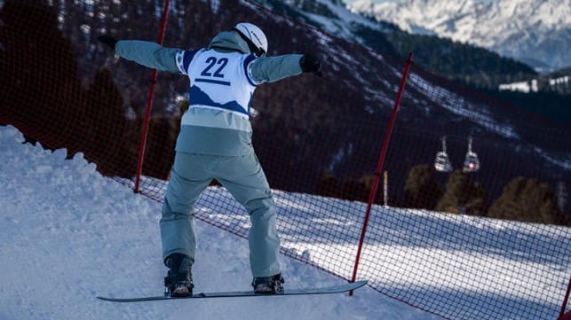 Daniel fent un recorregut d’eslàlom en “snowboard”