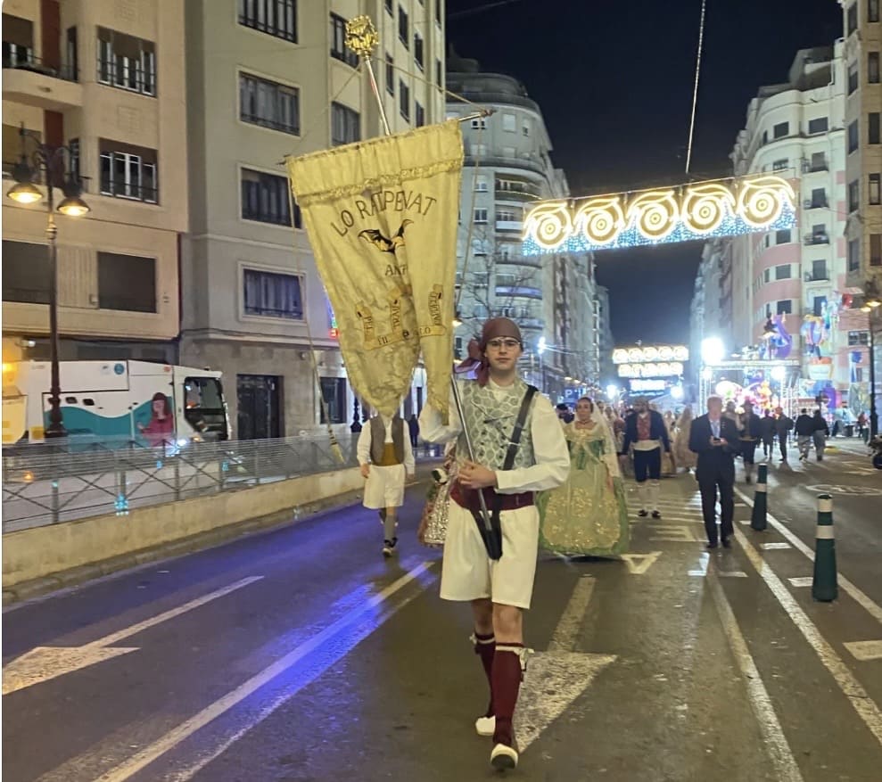 Lo Rat Penat en l’ofrena de flors