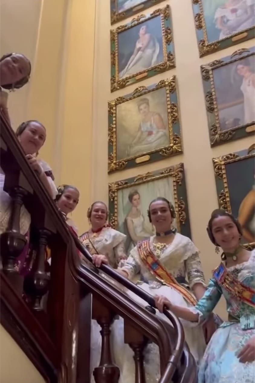 Visita a la sèu de Lo Rat Penat de les comissions falleres de Meliana