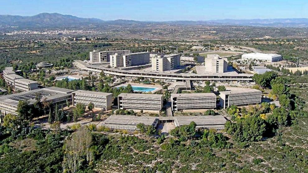 Image de l’antiga Universitat Laboral de Chest des de l’aire
