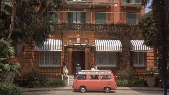 Fotograma del film. Exterior de l'Hotel Excelsior