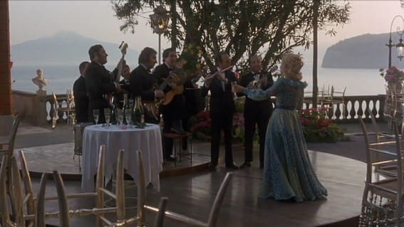 Fotograma del film. Trenc de l'alba en l'Excelsior